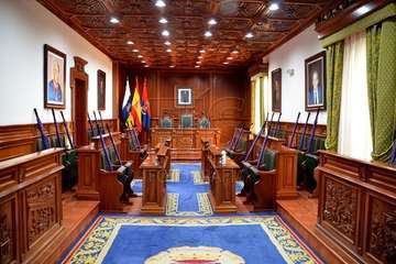  La profesora Celia Jiménez pone voz en el Pleno al manifiesto institucional contra la violencia machista (Foto TA)